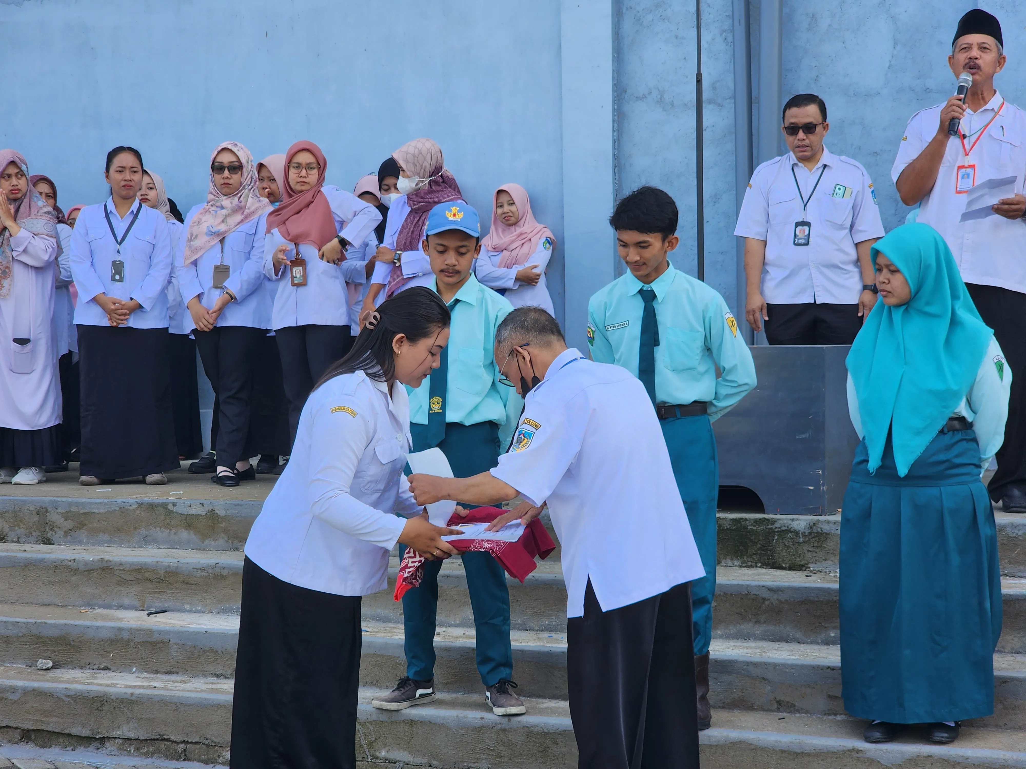 SMK Berikan Penghargaan kepada Siswa Berprestasi pada Upacara Sekolah