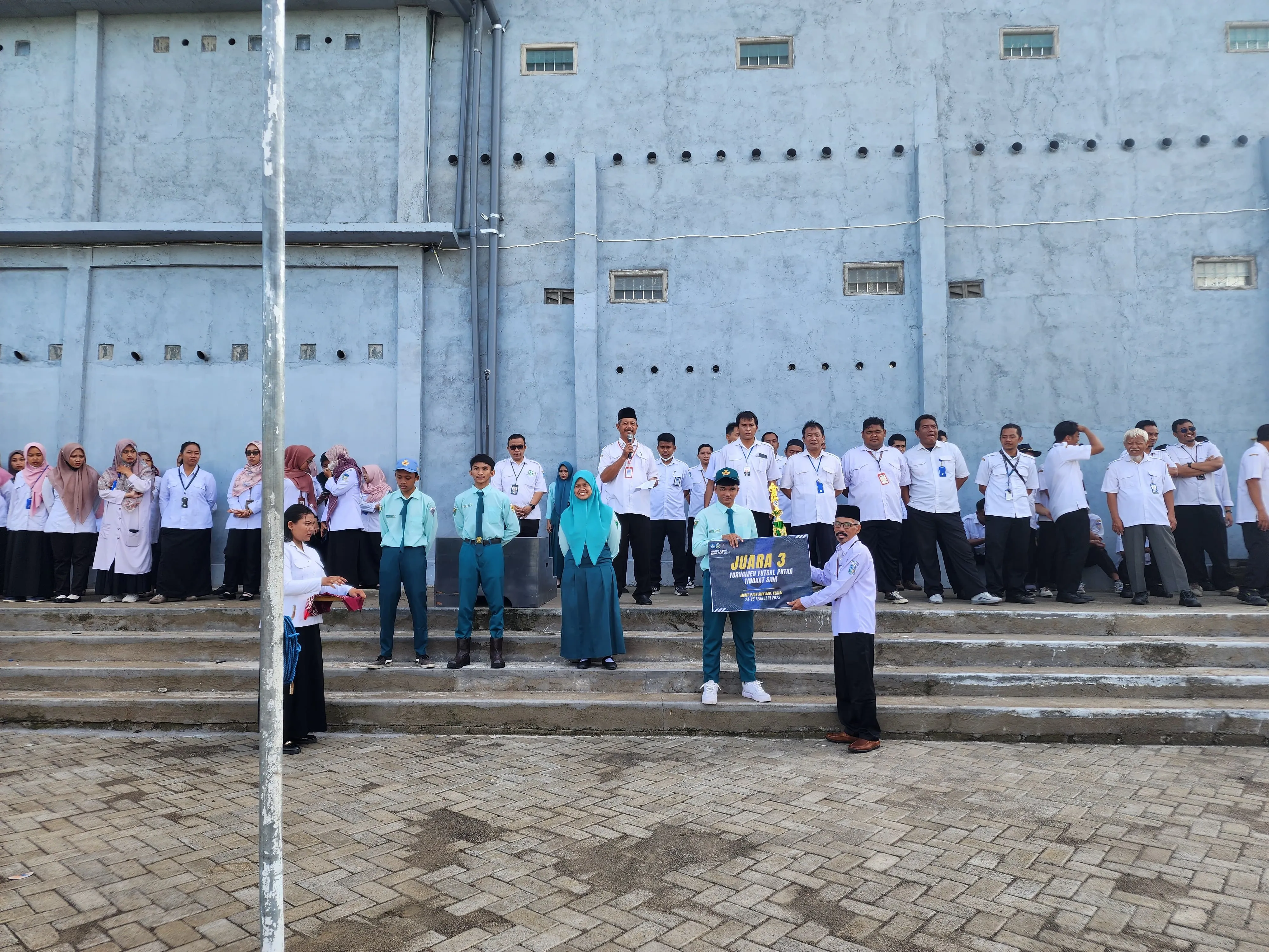 Siswa SMK Terima Penghargaan Juara 3 Lomba Futsal